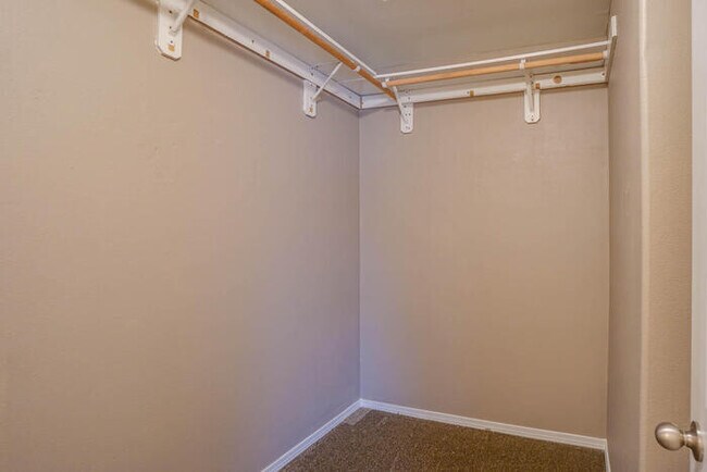 Building Photo - THREE BEDROOM TOWNHOME IN HAZEL DELL