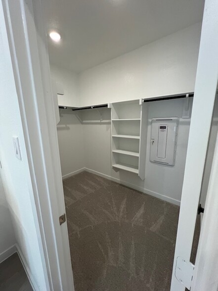 Master closet - 2029 Nokota Pky