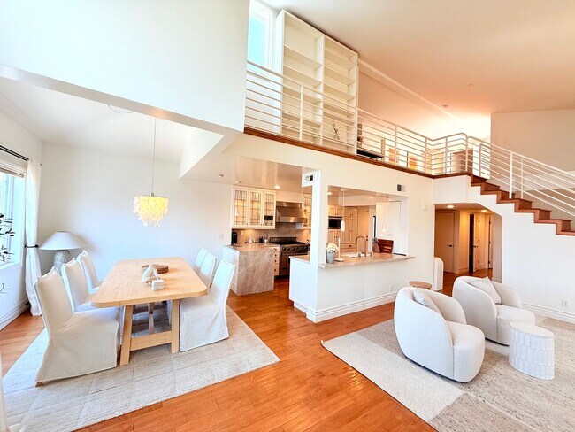 Building Photo - Sophisticated Bright & Spacious Furnished ...