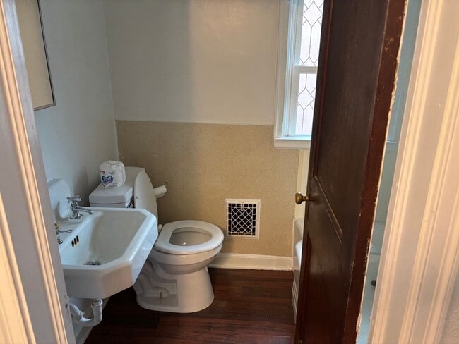 Building Photo - House for rent in York City!