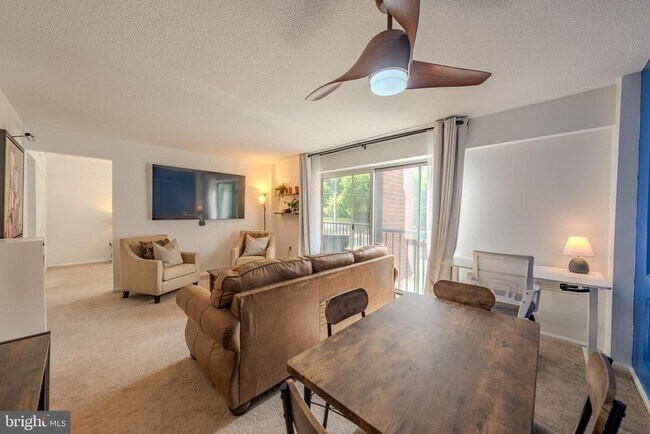 Building Photo - 1300 Army Navy Dr