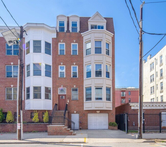 Building Photo - 726 Adams St