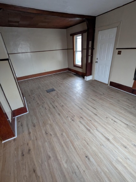 Building Photo - 313 W 21st St