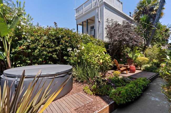 Building Photo - 2 Bed, 2 Bath Victorian Style Condo with M...