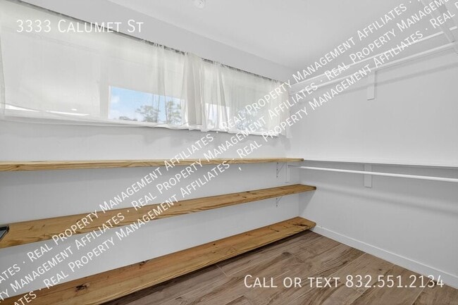 Building Photo - 3333 Calumet St