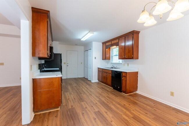 Building Photo - 236 Shadowbrook Ln NE