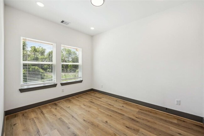 Building Photo - 5620 Shreveport Blvd