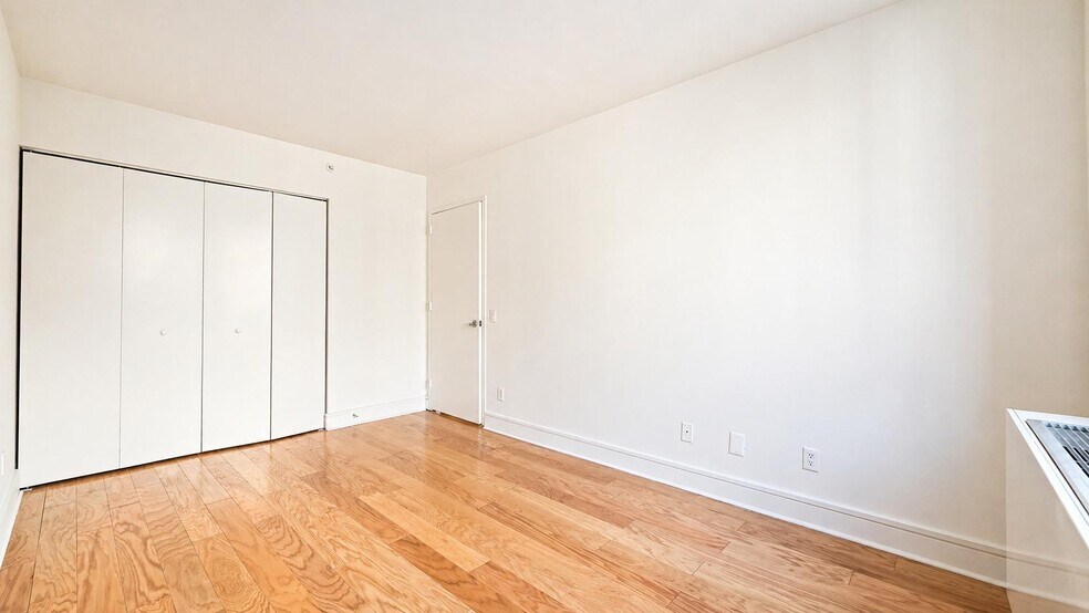 Building Photo - 323 W 96th St