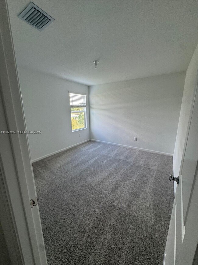 Building Photo - 5837 NW Sweetwood Dr