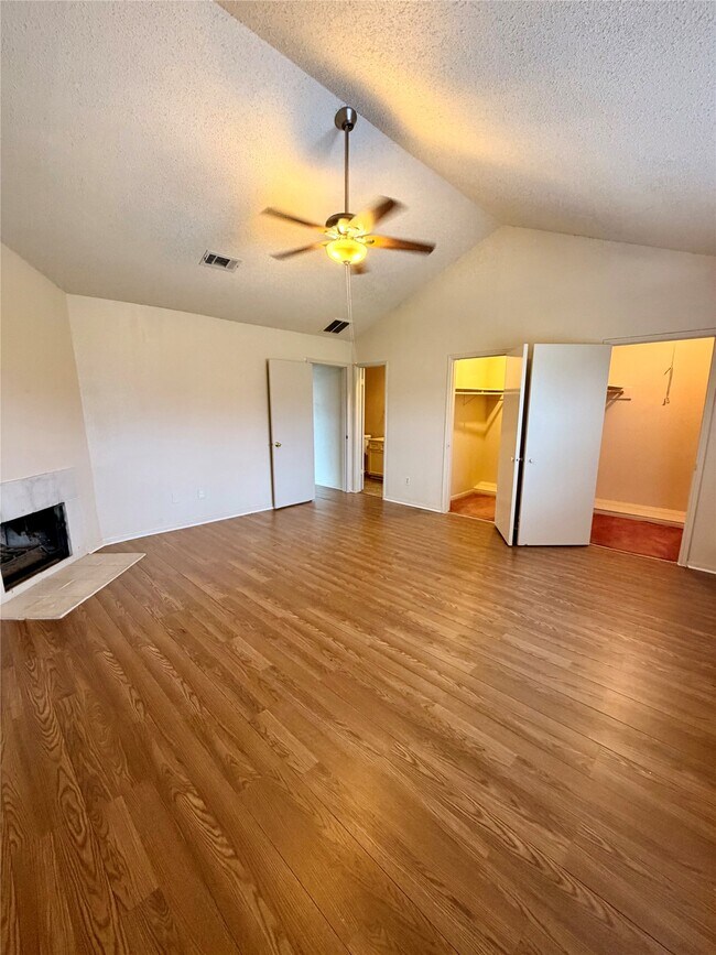 Building Photo - 7700 Creekbend Dr