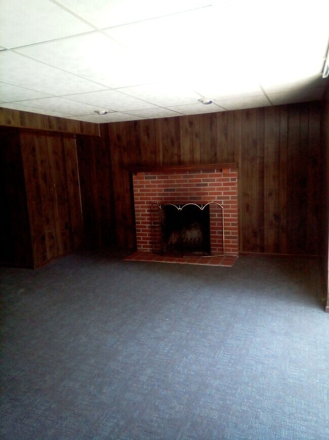 Building Photo - Knoxville 37918 - Beautiful 3 bedroom, 1.5 bath, brick rancher - Call Sharon Arnwine (865) 313-7215