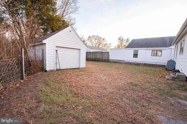 Building Photo - 1226 Pemberton Dr