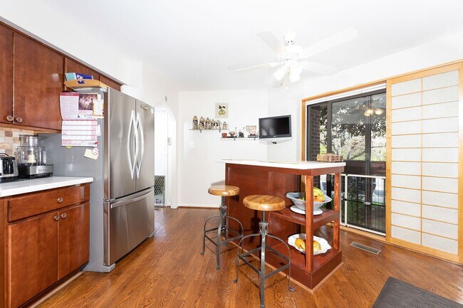 Building Photo - Stunning 4 Bedroom 3 and a Half Bath Bethe...