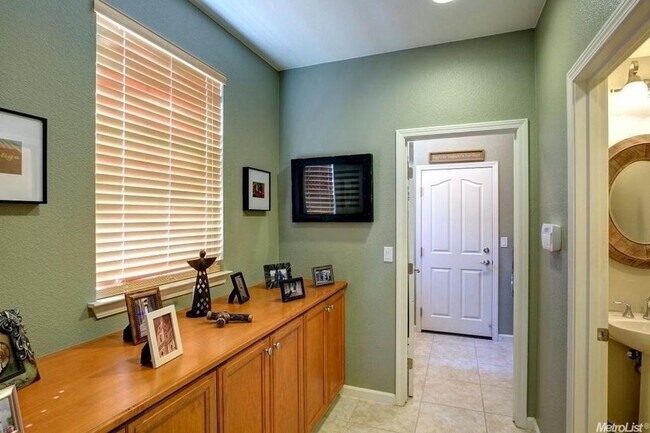 Building Photo - Stunning Home in Mountain House 2 Junior Primary bedrooms w/ own Private Bath!