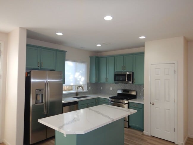 Building Photo - Cute as a button in Double Diamond Ranch!