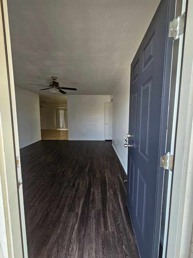 Building Photo - 3 bedroom 2 bath - North Phx home - single...