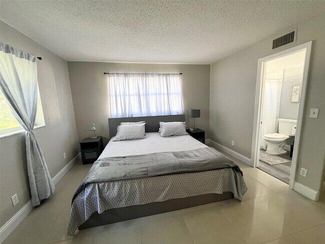 Building Photo - 1001 NW 45th St