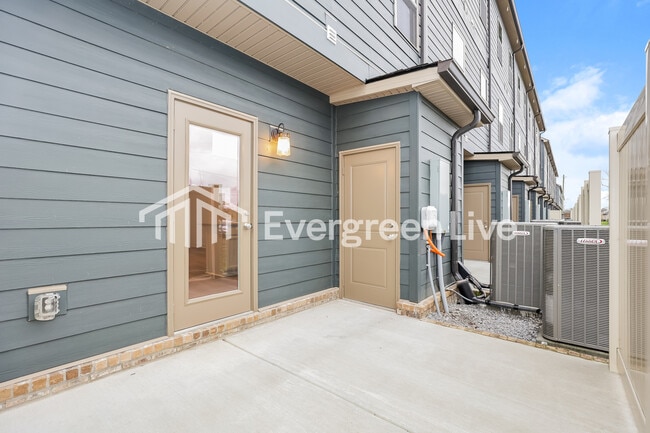 Building Photo - 738 Elkins Dr