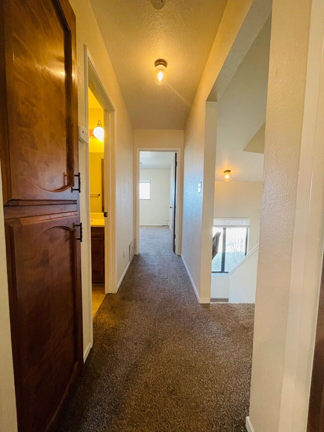 Building Photo - North Merced: $1575 2 Bedroom 1.5 Bath Tow...