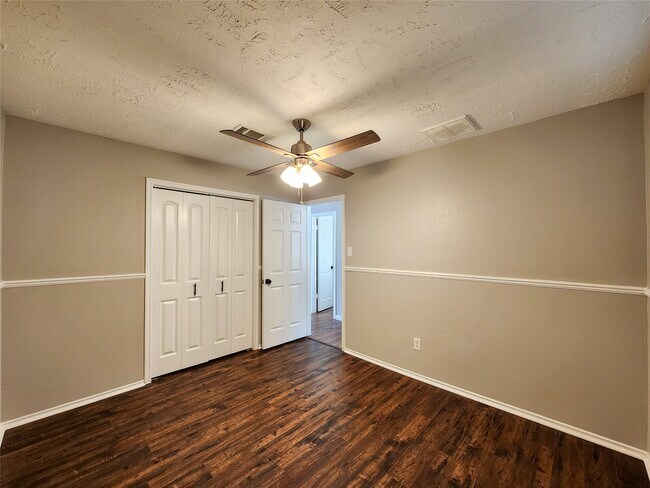 Building Photo - 2118 Creston Dr