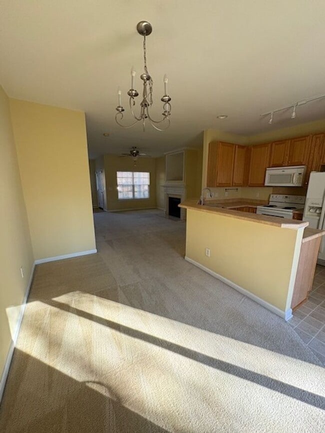 Building Photo - Cozy Living