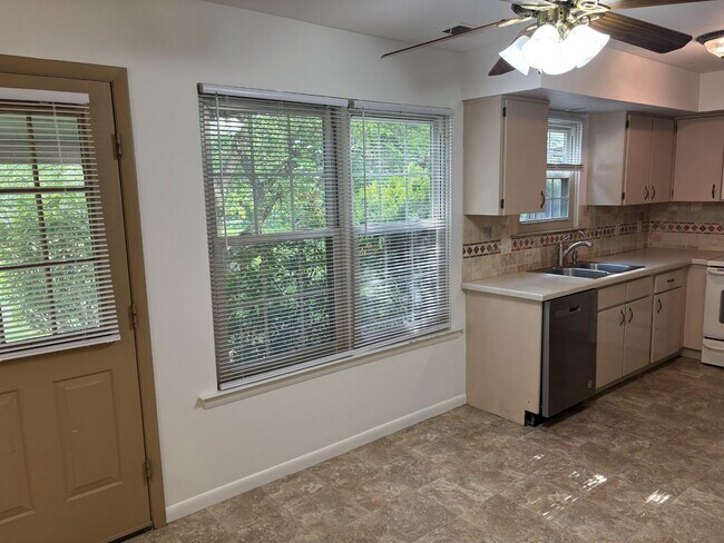 Building Photo - 167 Sunshine Dr