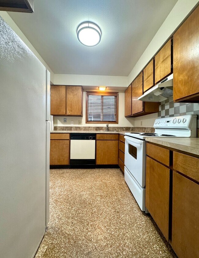Building Photo - Vintage Irvington Top Floor 2 Bed with a l...