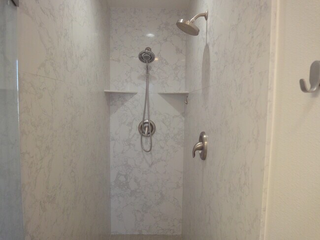 Building Photo - 3 Le Claire Ct