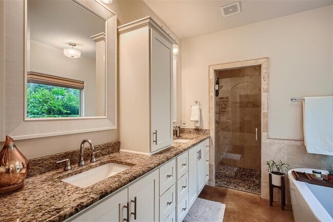 Building Photo - 21825 Briarcliff Dr
