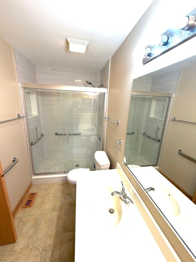 Building Photo - 2314 Woodside Dr