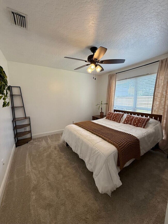 Building Photo - PRIME location Kenwood home with a great backyard!