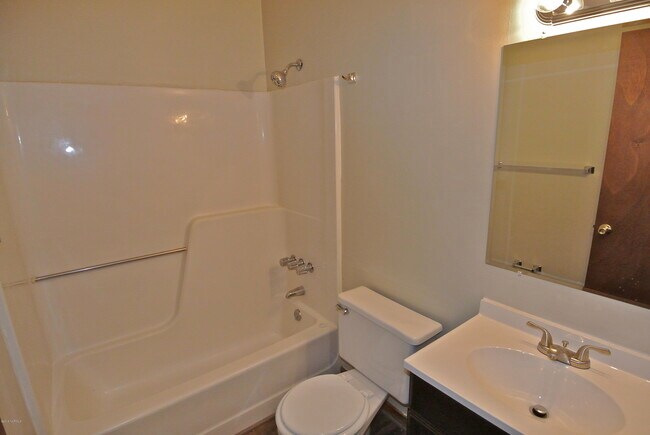 Building Photo - 1106 Karen Dr