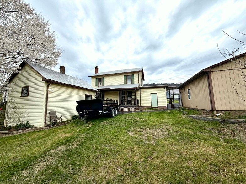 Building Photo - 327 W Plum St