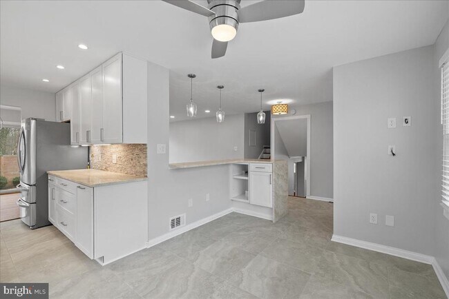 Building Photo - 7845 Brompton St