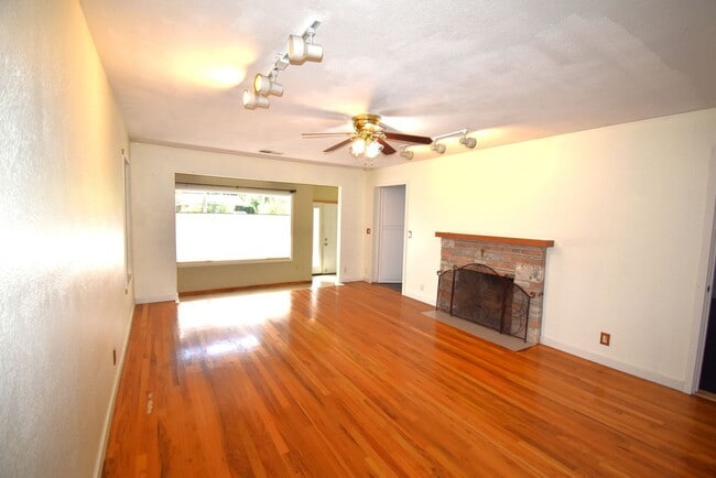 Building Photo - Desirable North Albany home.