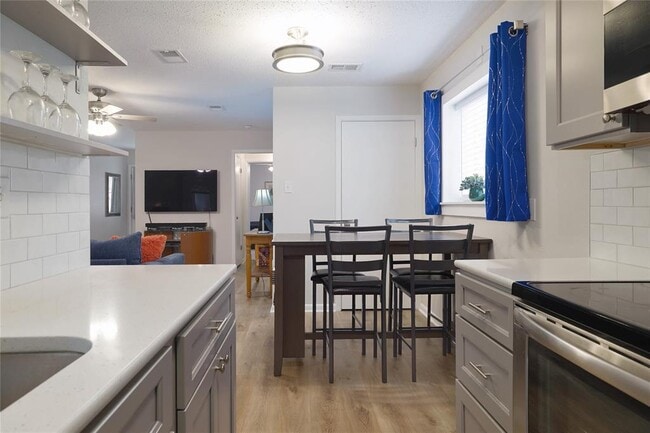 Building Photo - 7406 Shadow Hill Dr