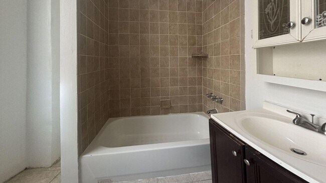 Building Photo - 3-Story Home in the Heart of Philly