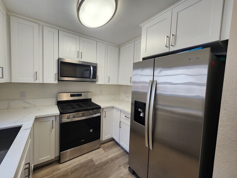 Building Photo - 1118 N Kenmore Ave