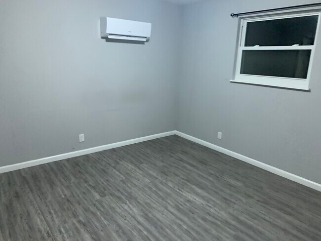 Building Photo - 811 E Red Bud Rd