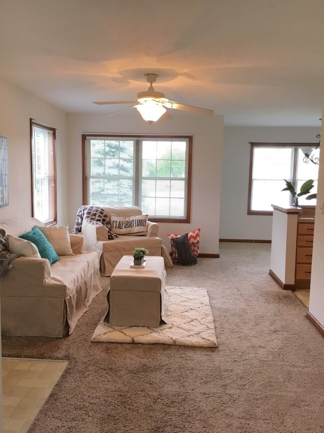 Building Photo - 3 Bedroom Condo Overlooking Pond!