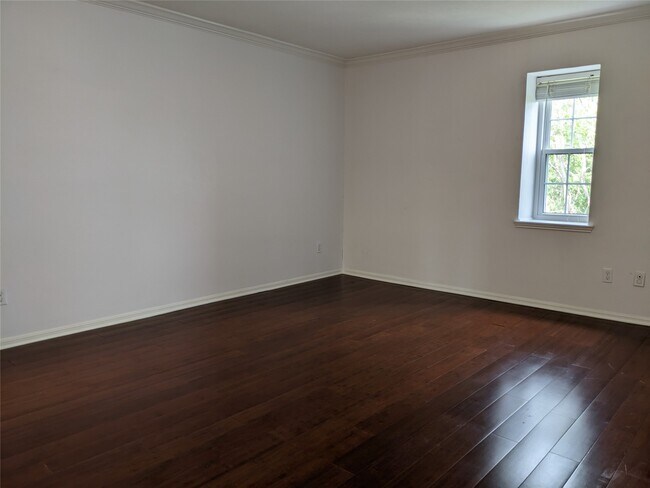 Building Photo - 351 N Post Oak Ln