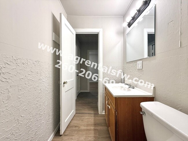 Building Photo - 2 Bedroom House