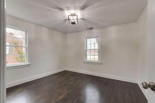 Building Photo - 4 Bedroom, 3 Bath Home w/  1 Car Garage