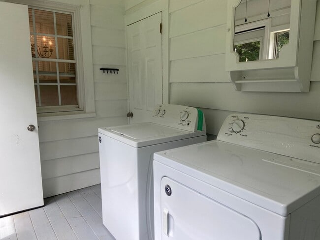 Building Photo - 2 Bedroom, 1 Bathroom House in Burlington!
