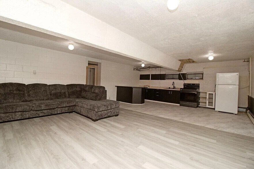 Building Photo - 815 5th Ave S