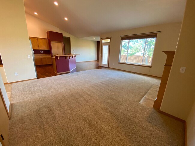 Building Photo - Large 3 Bed Home with Office, Fenced Yard,...