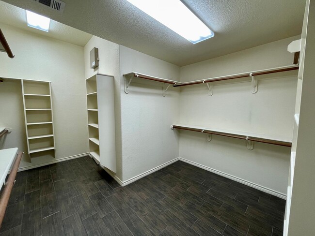 Building Photo - 5690 Nicole Ln