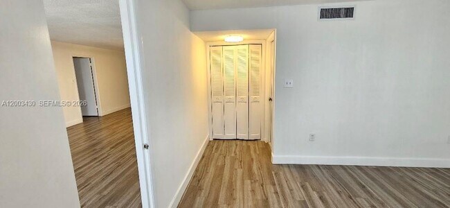 Building Photo - 18051 Biscayne Blvd