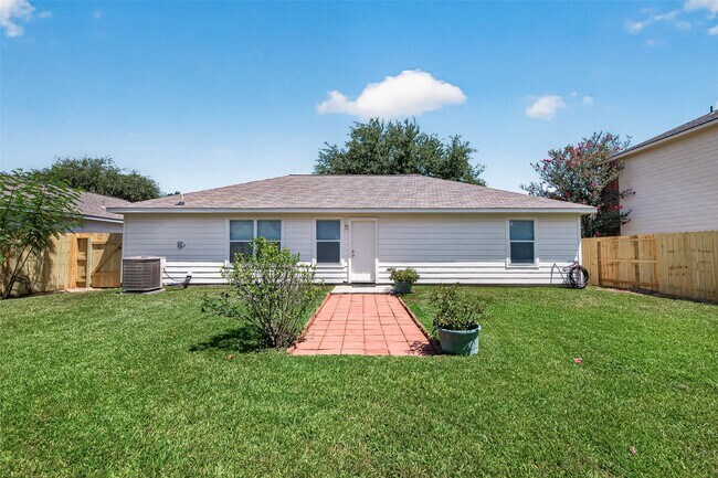 Building Photo - 16200 Sun View Ln