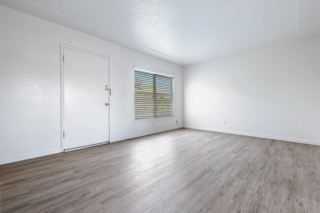 Building Photo - 2044-2046 Mayfair Dr W